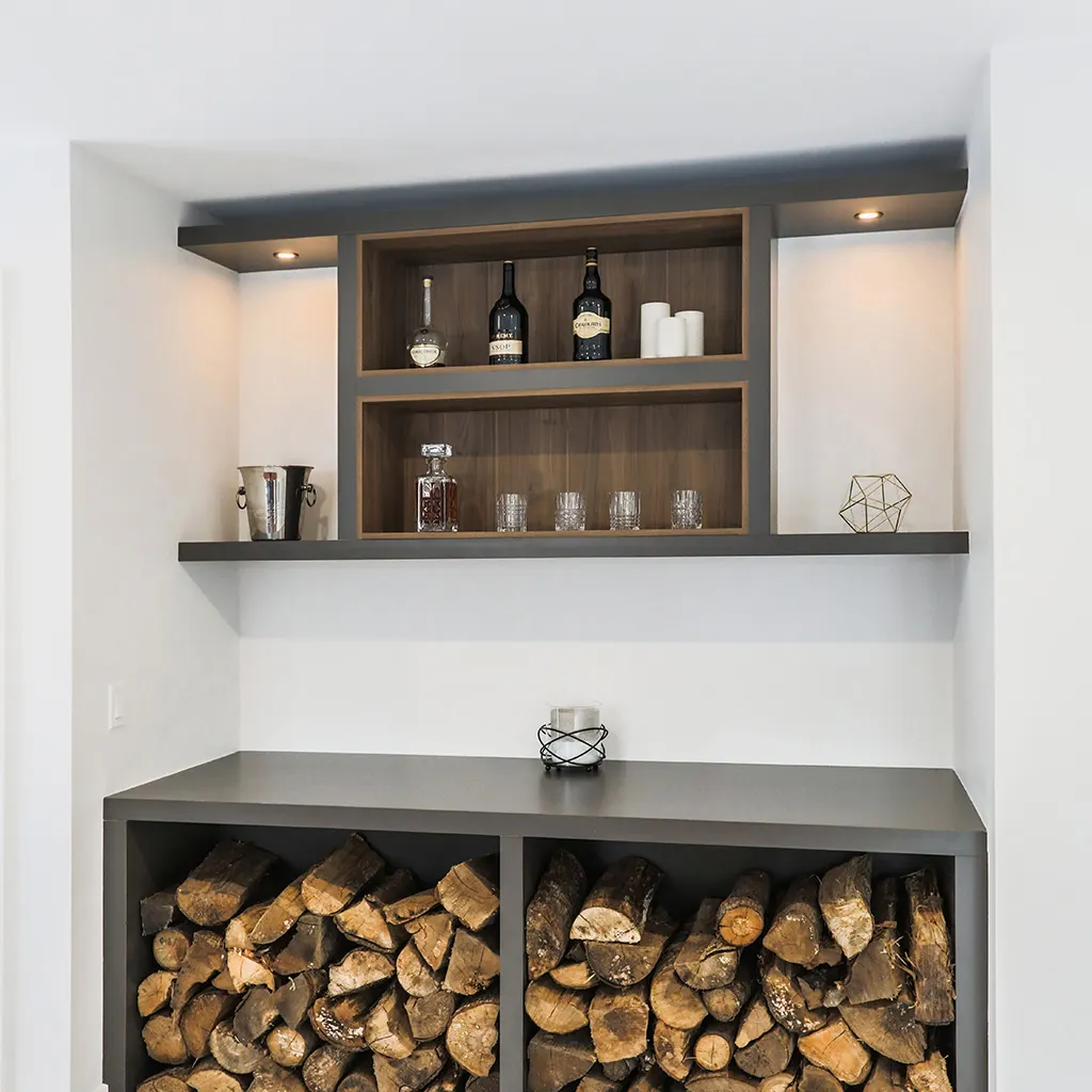 Meuble intégré sur mesure avec tablettes éclairées et rangement à bois