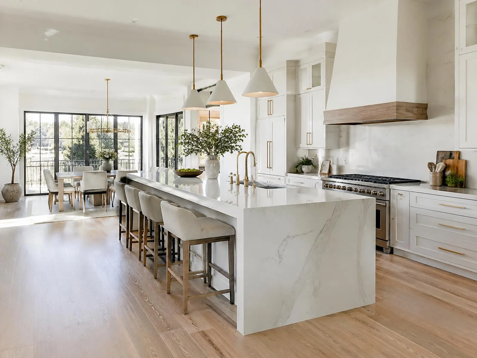 Cuisine sur mesure contemporaine avec îlot et armoires pleine hauteur