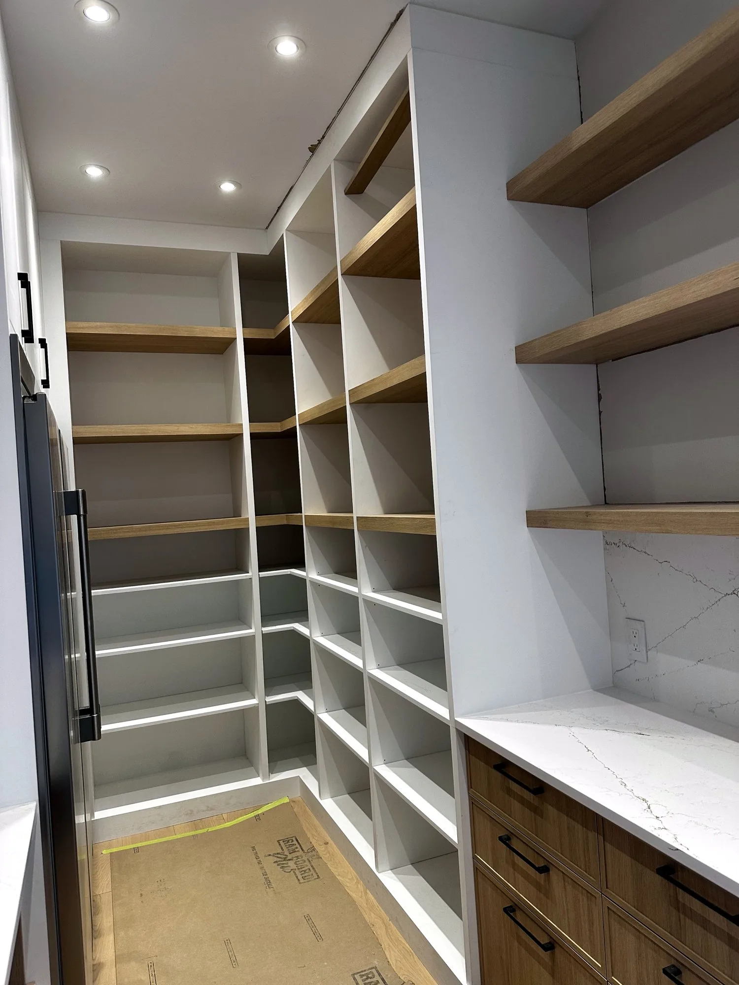 Garde-manger sur mesure avec tablettes ouvertes et comptoir de quartz