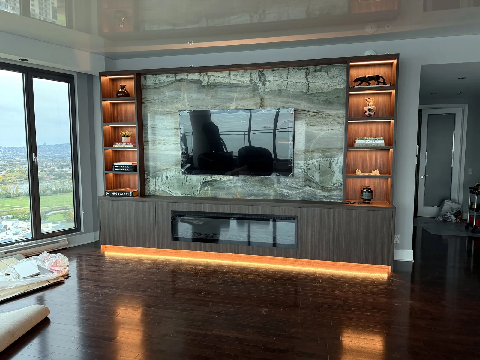 Meuble télé mural sur mesure avec éclairage intégré
