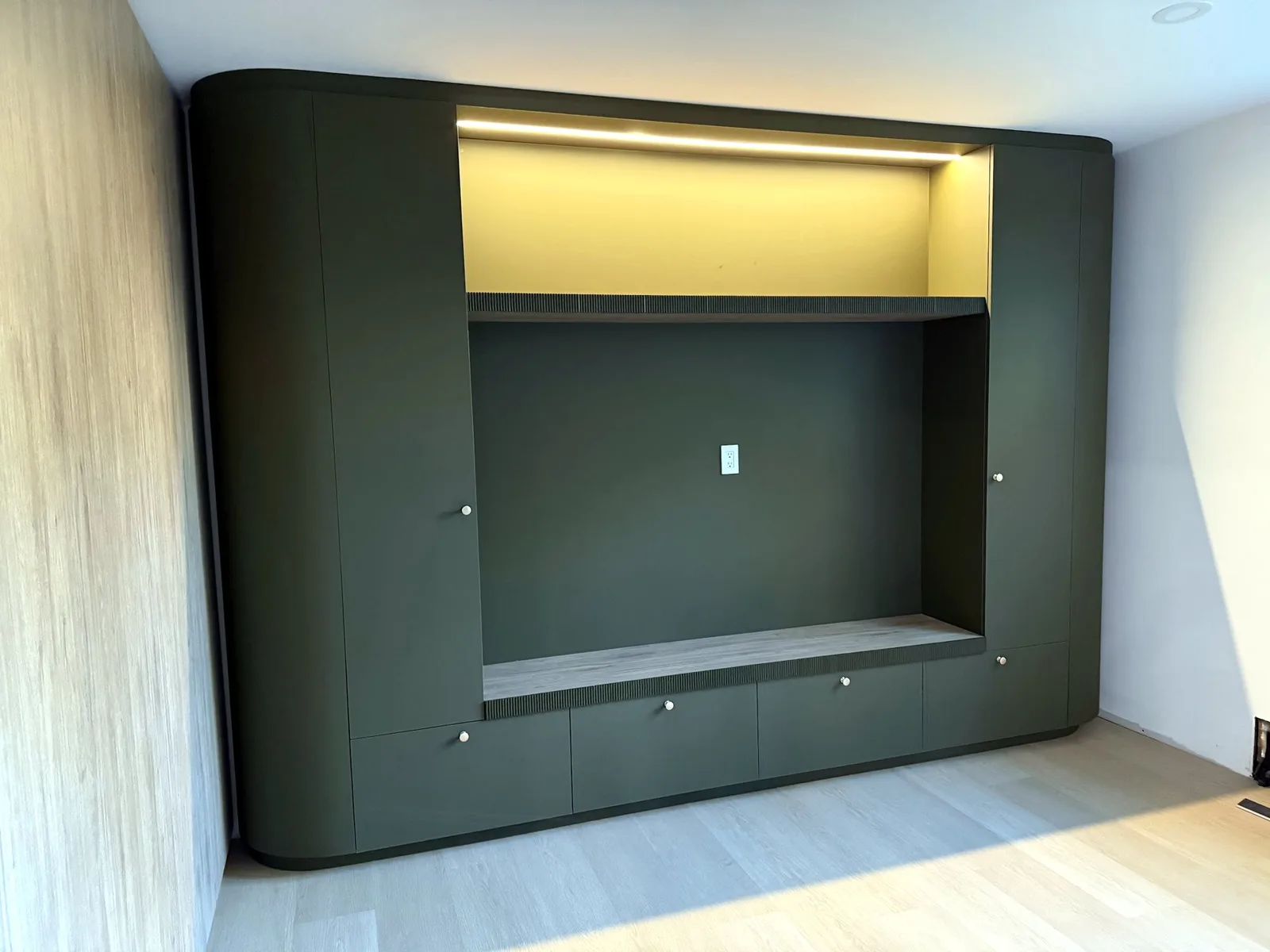 Mur de rangement sur mesure aux armoires vertes