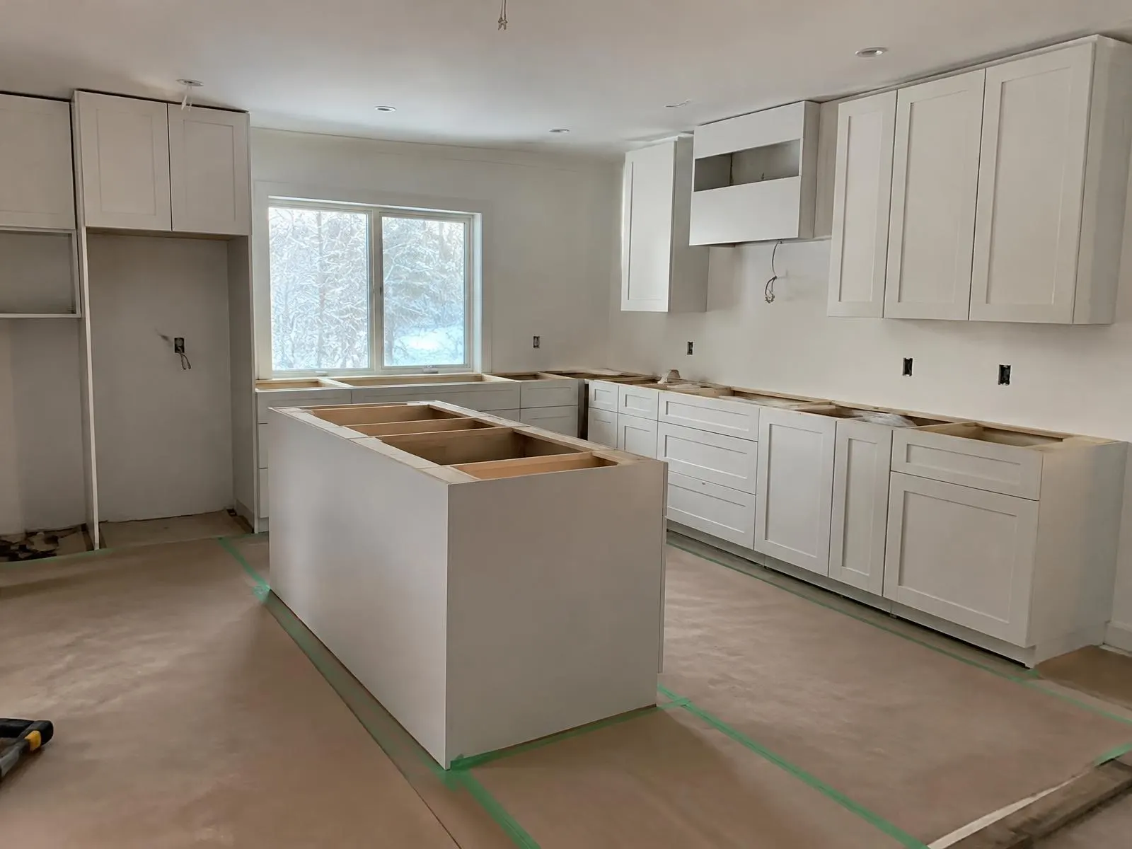 Chantier de cuisine protégé, avec modules livrés et outils rangés