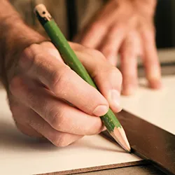 Traçage au crayon sur un panneau avant la coupe