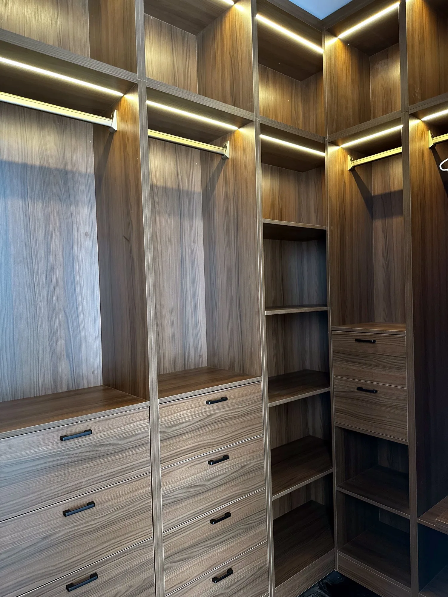 Walk-in sur mesure en bois avec éclairage DEL intégré