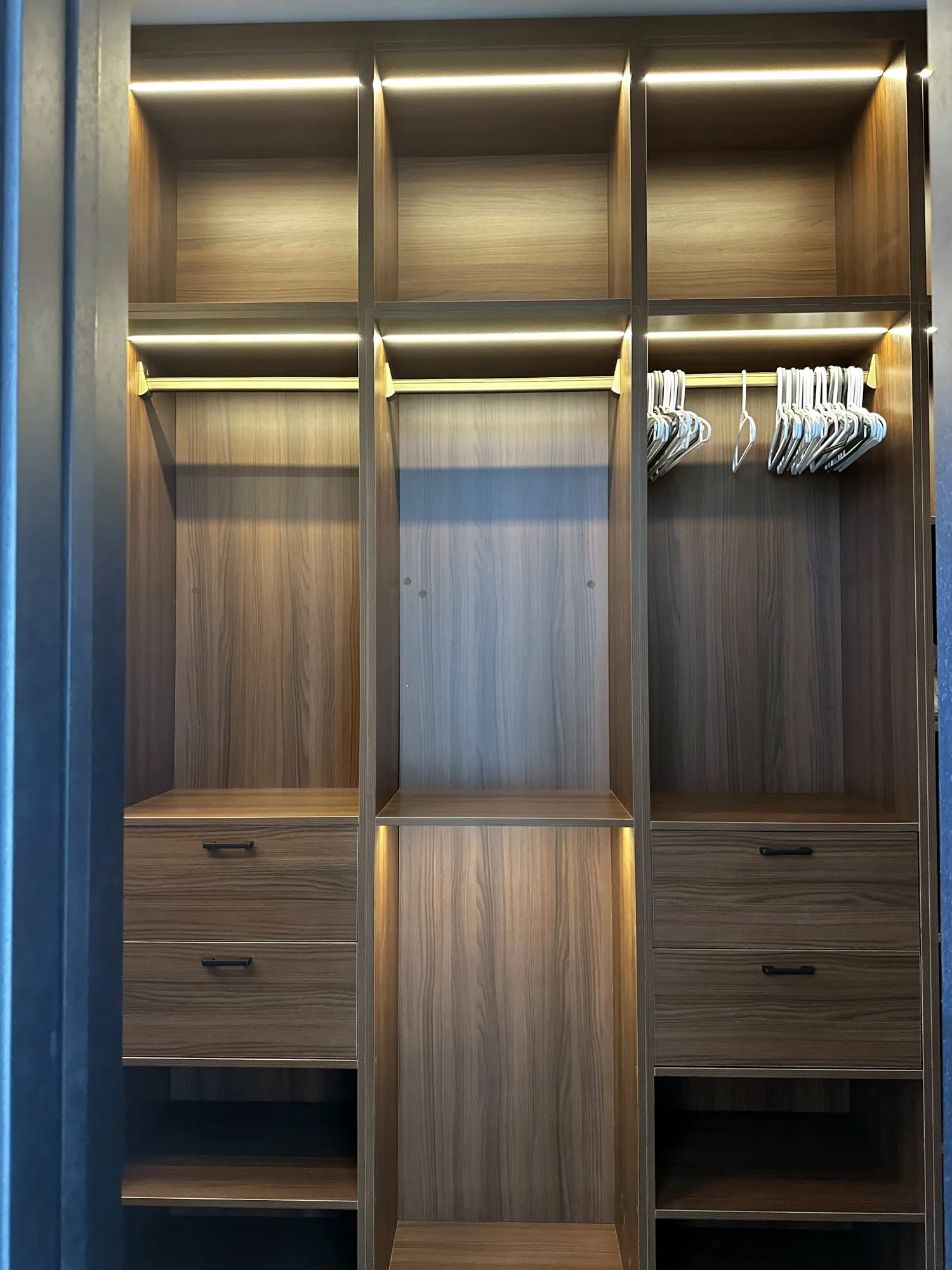 Walk-in avec penderie et rangements sur mesure